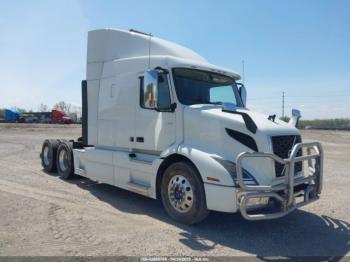  Salvage Volvo Vnr