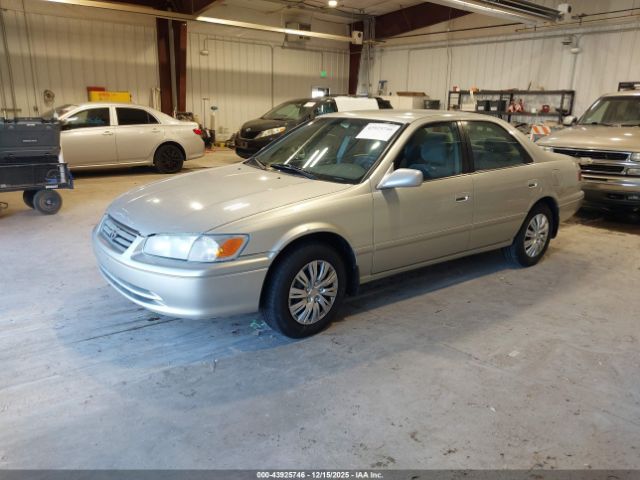 Toyota Camry Le Image 3