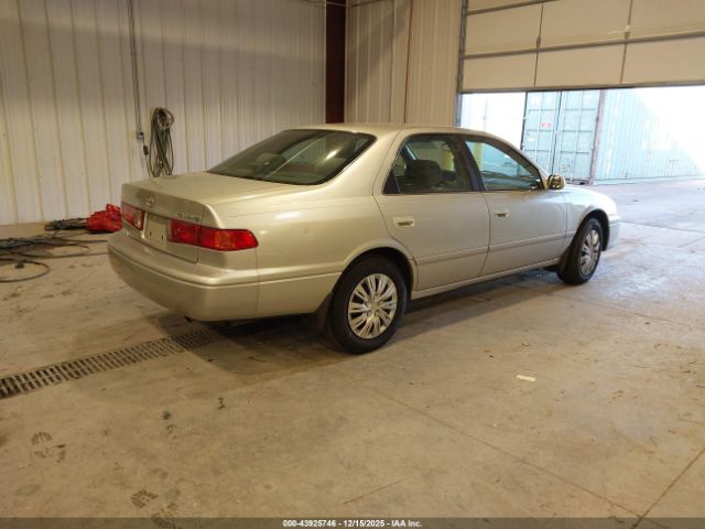 Toyota Camry Le Image 8