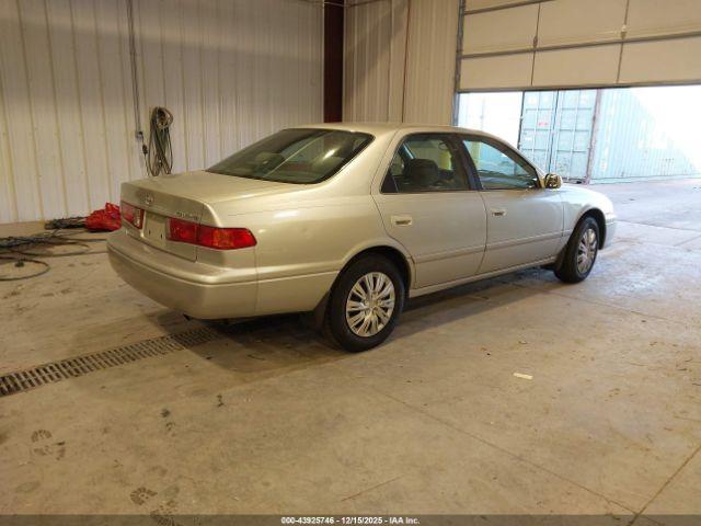 Toyota Camry Le Image 8