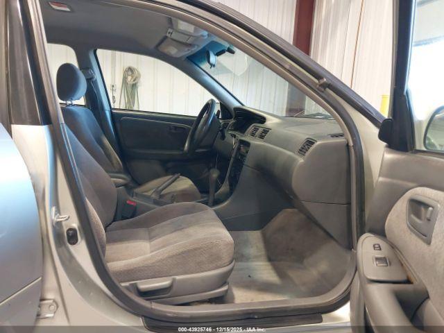 Toyota Camry Le Image 10