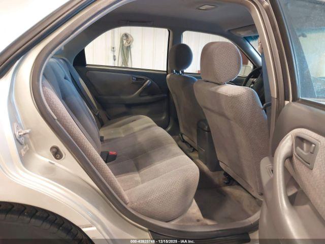 Toyota Camry Le Image 9