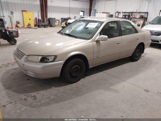 Toyota Camry Le Image 3