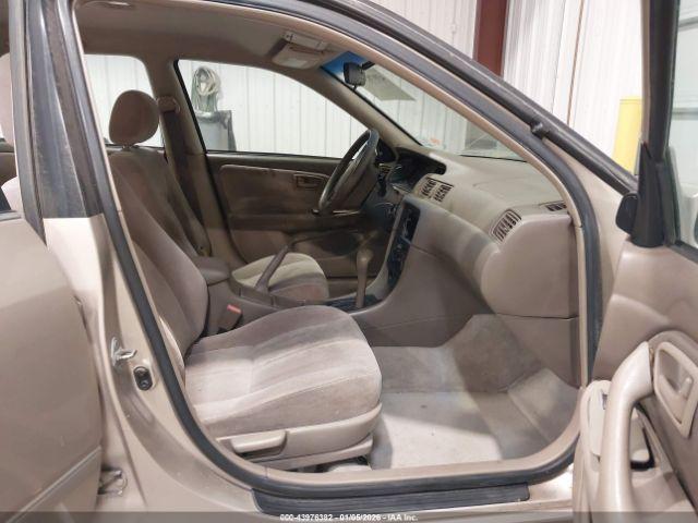 Toyota Camry Le Image 7