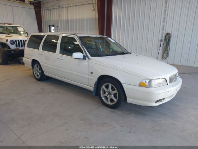 Volvo V70 Image 1
