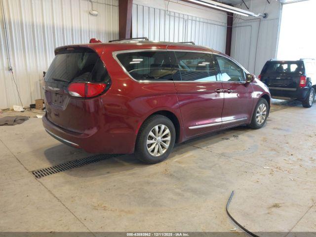 Chrysler Pacifica Touring L Image 3