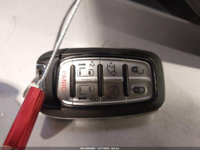 Chrysler Pacifica Touring L Image 7