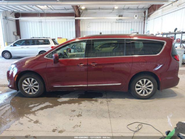 Chrysler Pacifica Touring L Image 2